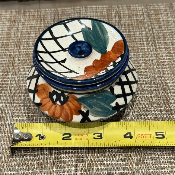 Mexican Pottery Art Ceramic Trinket Box w/ Top- small size 4” Diameter x 2.75”H - Picture 8 of 9